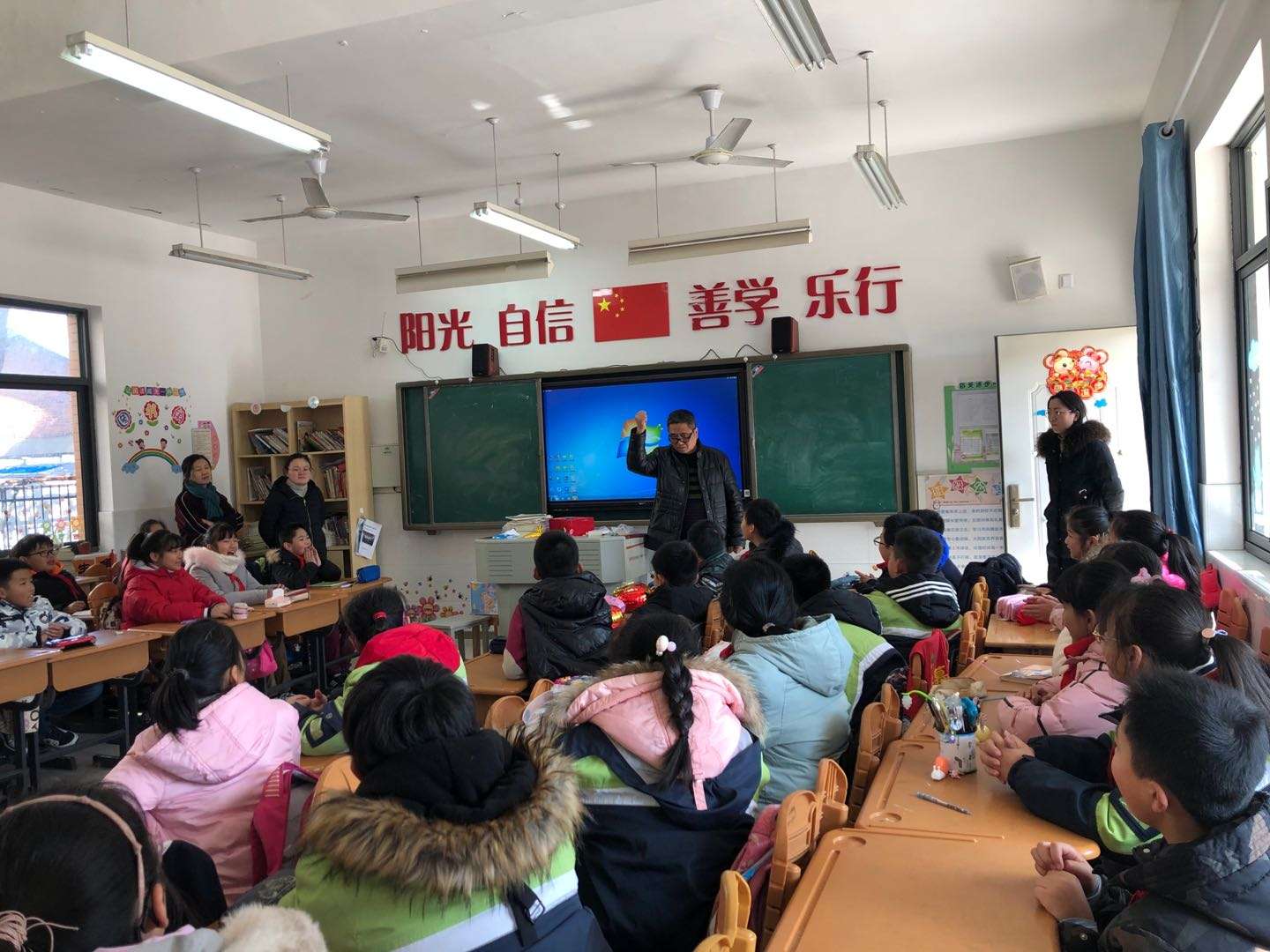 2019.12.31 党员献爱心 义卖我先行_html_19dcbb2c.jpg