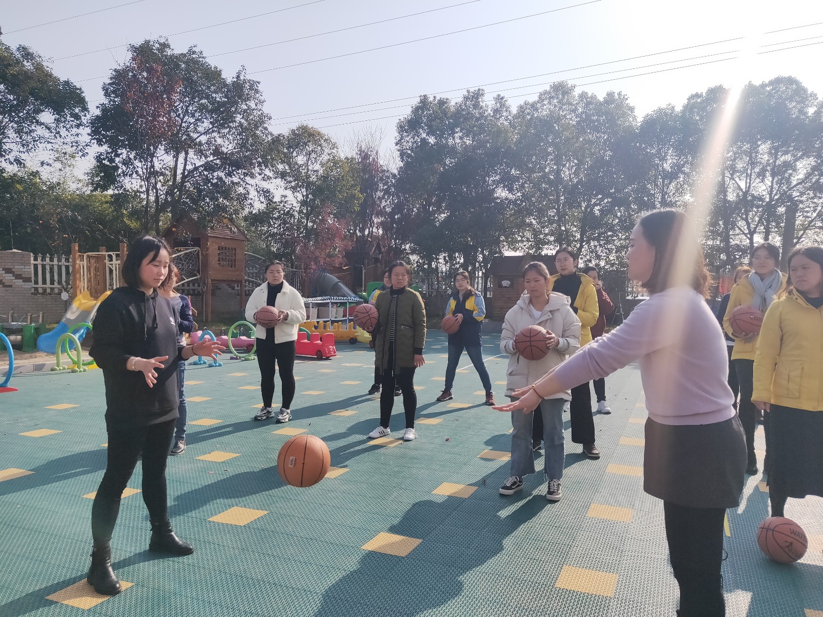 【枫香栖幼】实效培训优教育 户外体育创精彩 ——栖霞幼儿园教师体育动作发展培训