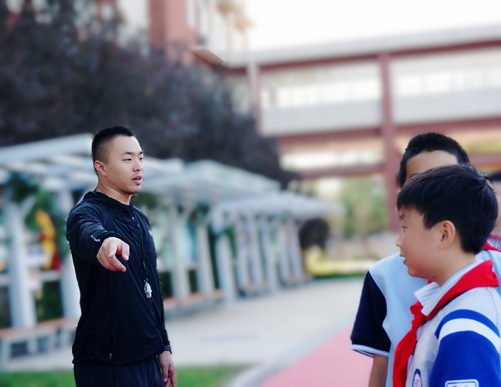 黄星瑞（与学生合影）.jpg