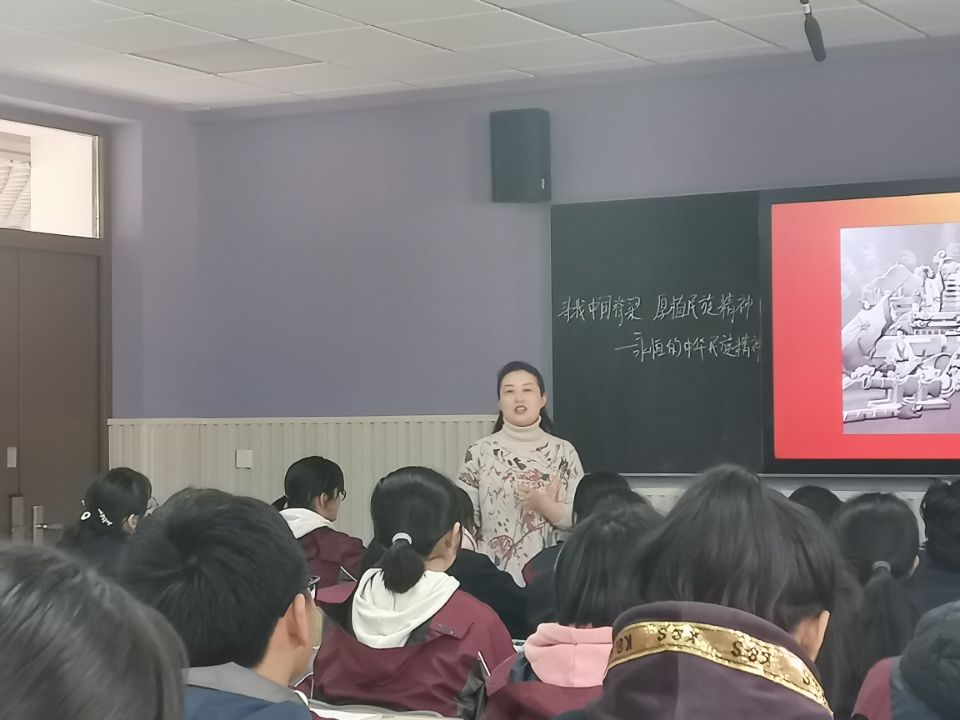 屠玲副校长.jpg 屠玲副校长.jpg