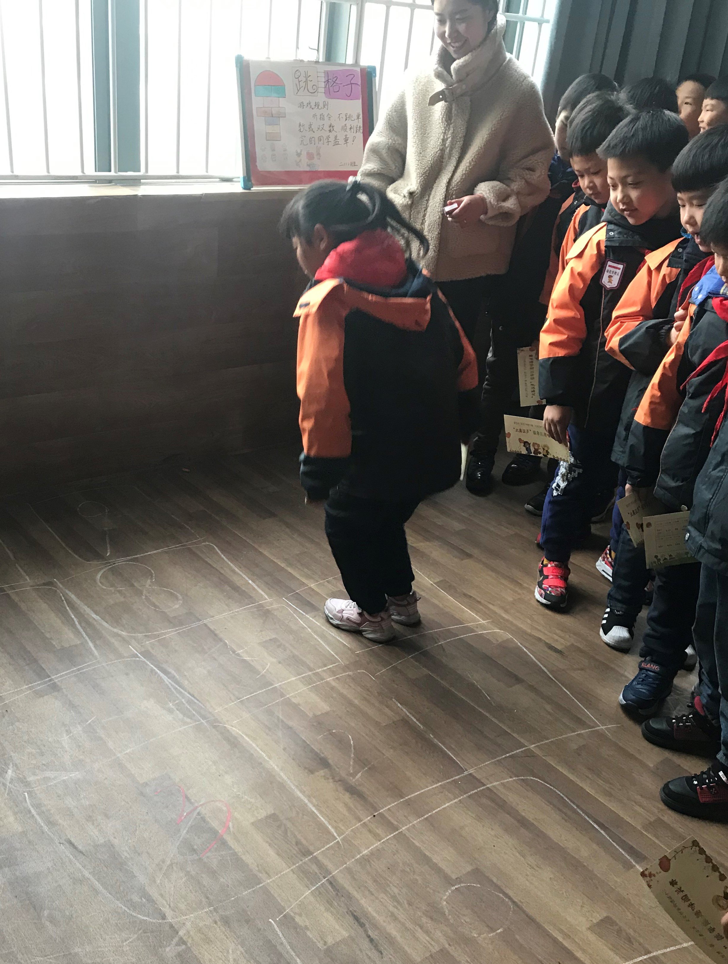低年级趣味闯关赛报道_html_4f2b955e.jpg