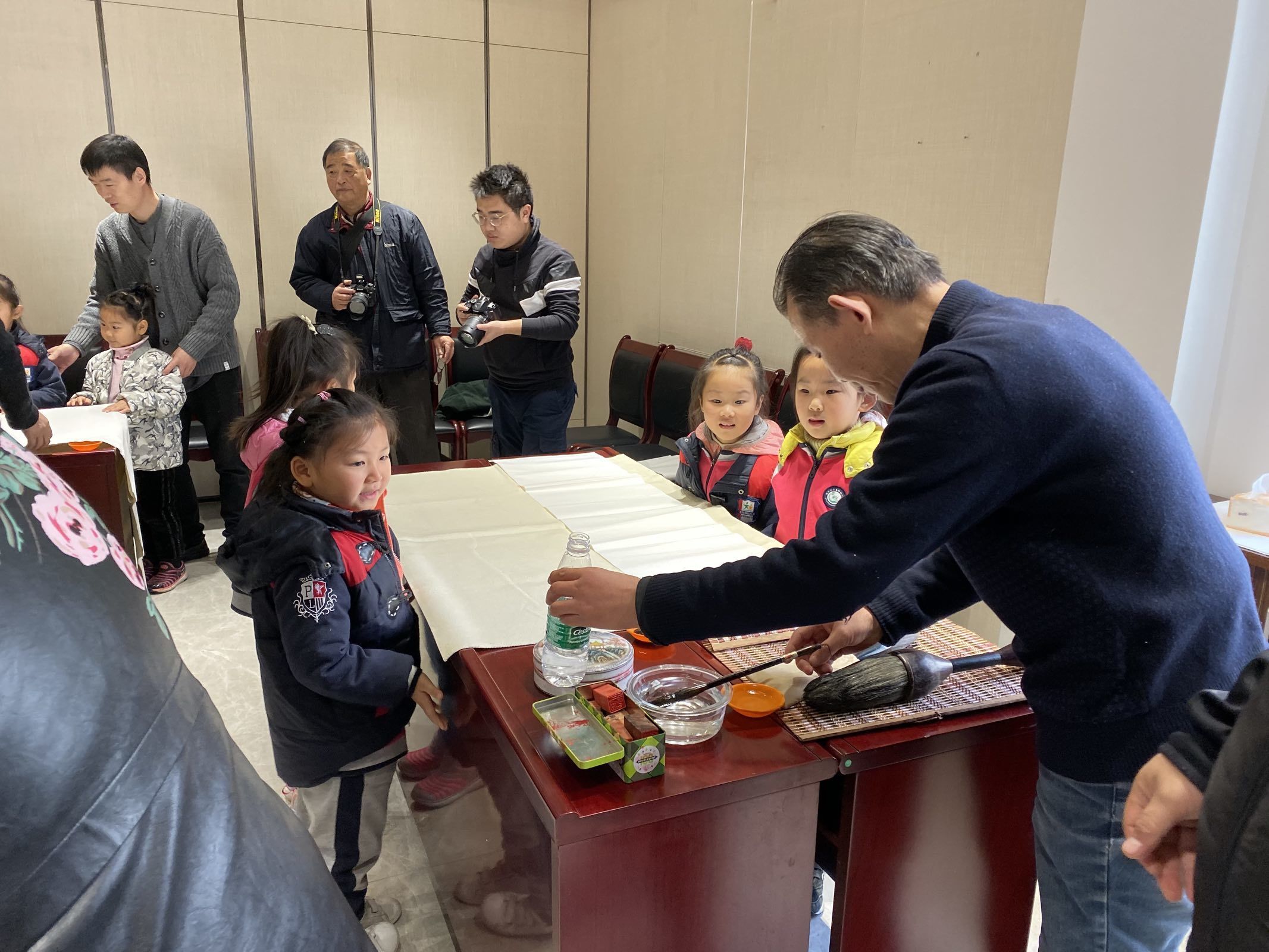 2019.12.9参观书法展新闻稿_html_2084494f.jpg