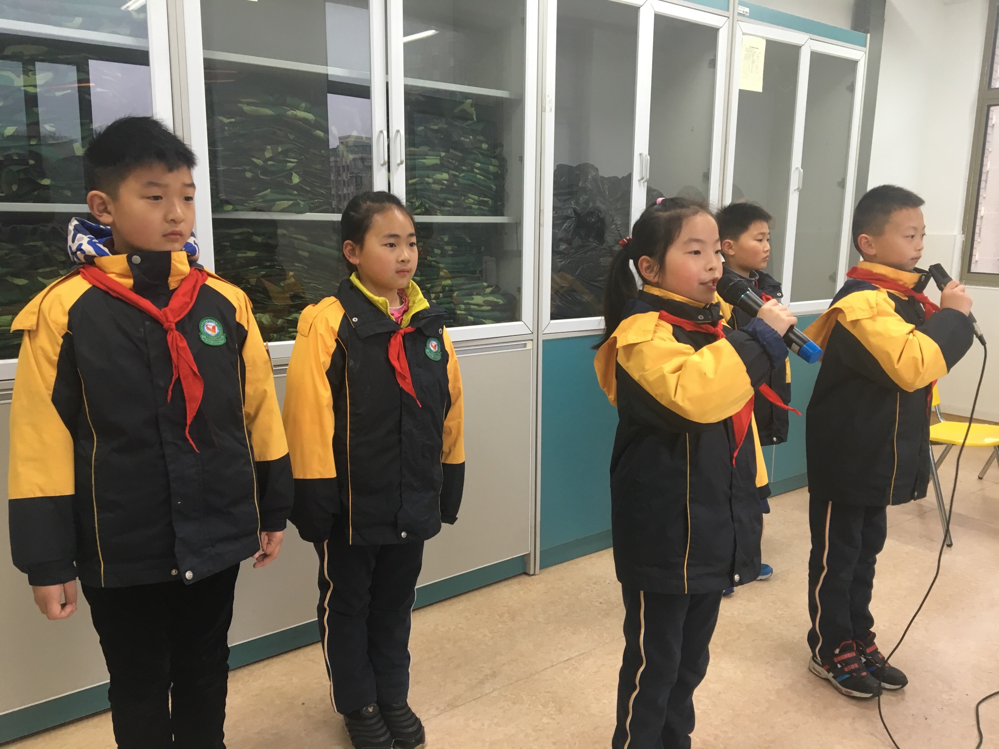 2017-2018学年第二学期第四周升旗仪式 《助人为快乐之本》