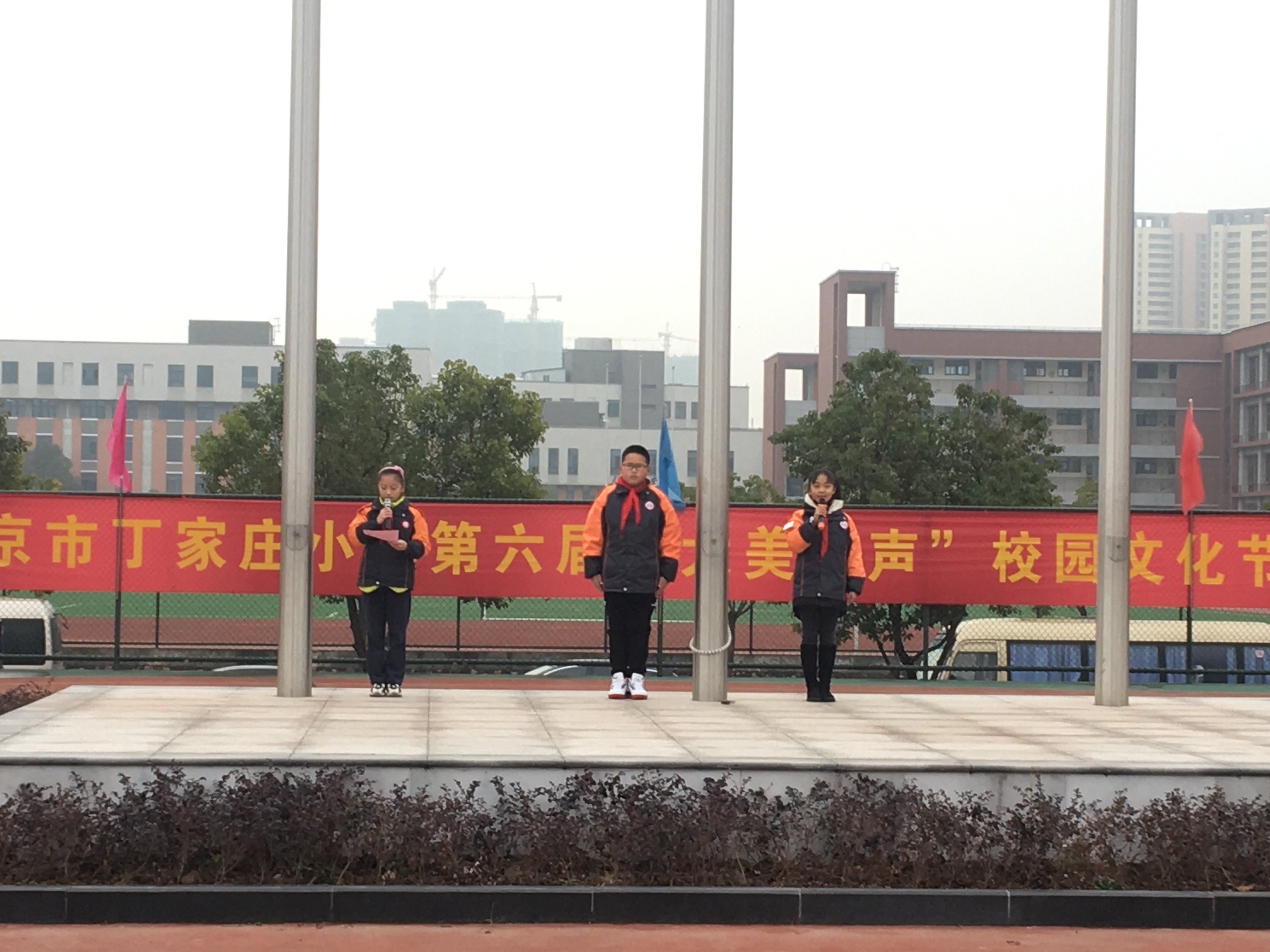 热爱劳动 学会绿植养护——第17周升旗仪式活动侧记_html_43f798a4.jpg