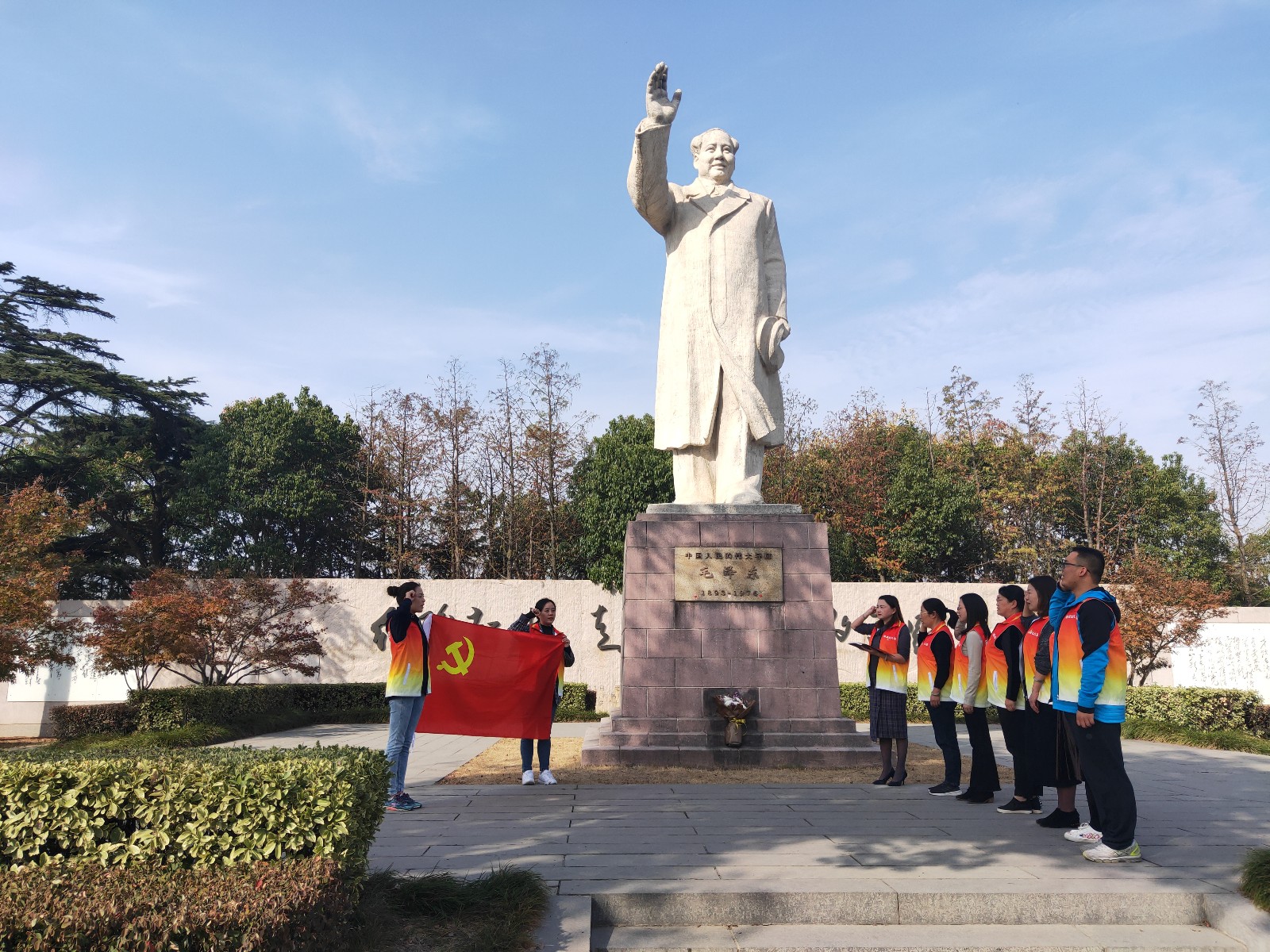 【枫香栖幼•党建】瞻仰伟人 重温誓词 ——栖霞幼儿园党支部党员参观十月村毛主席像