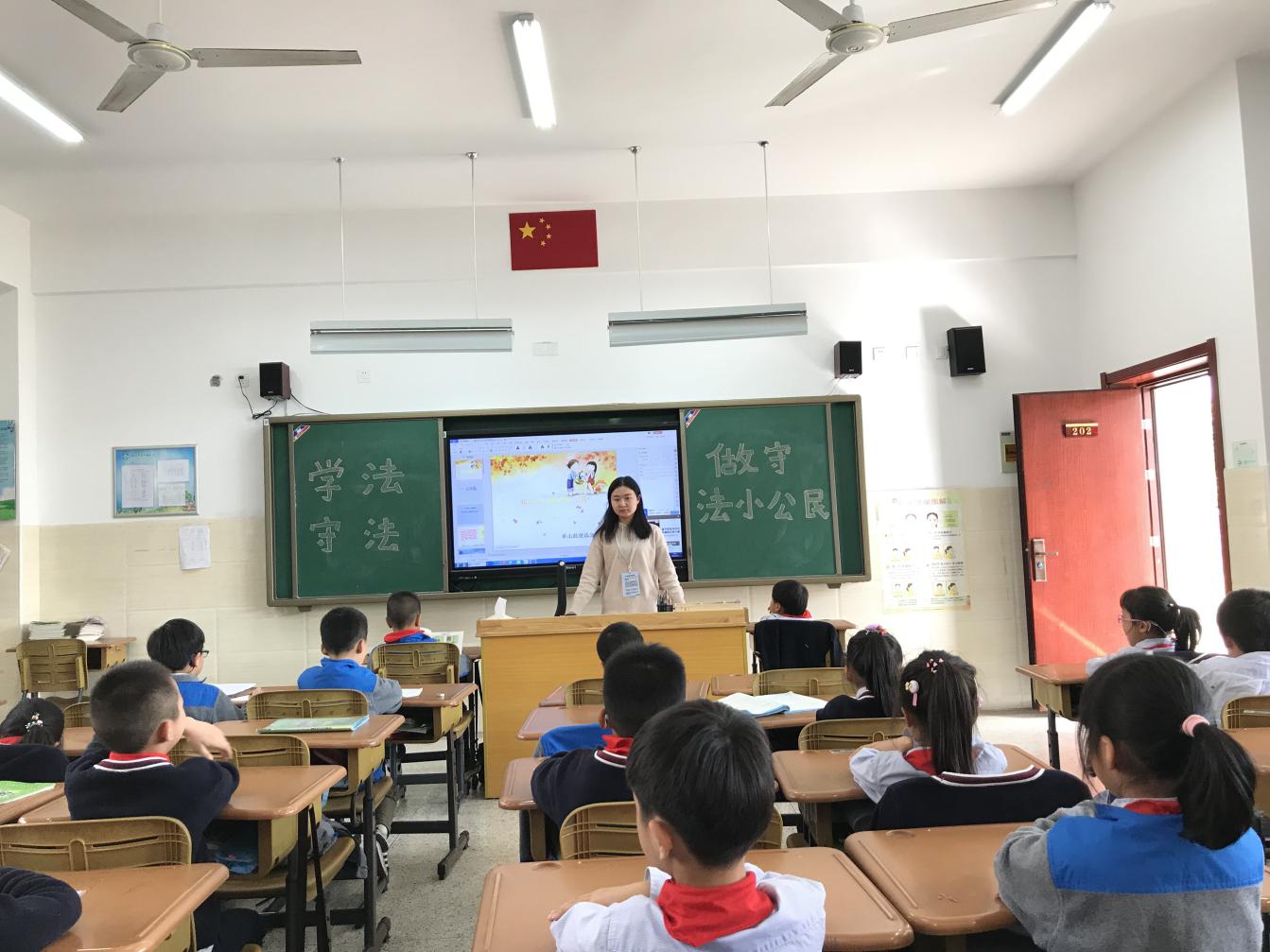 2019依法治校新闻稿(2) - 副本_html_m585e244d.jpg