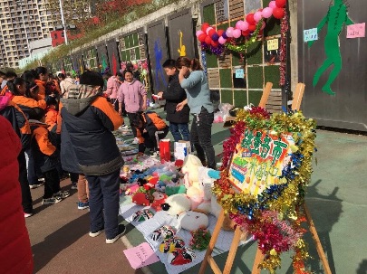 玩转跳蚤书市 乐淘和雅少年 新闻稿_html_m32285c09.jpg