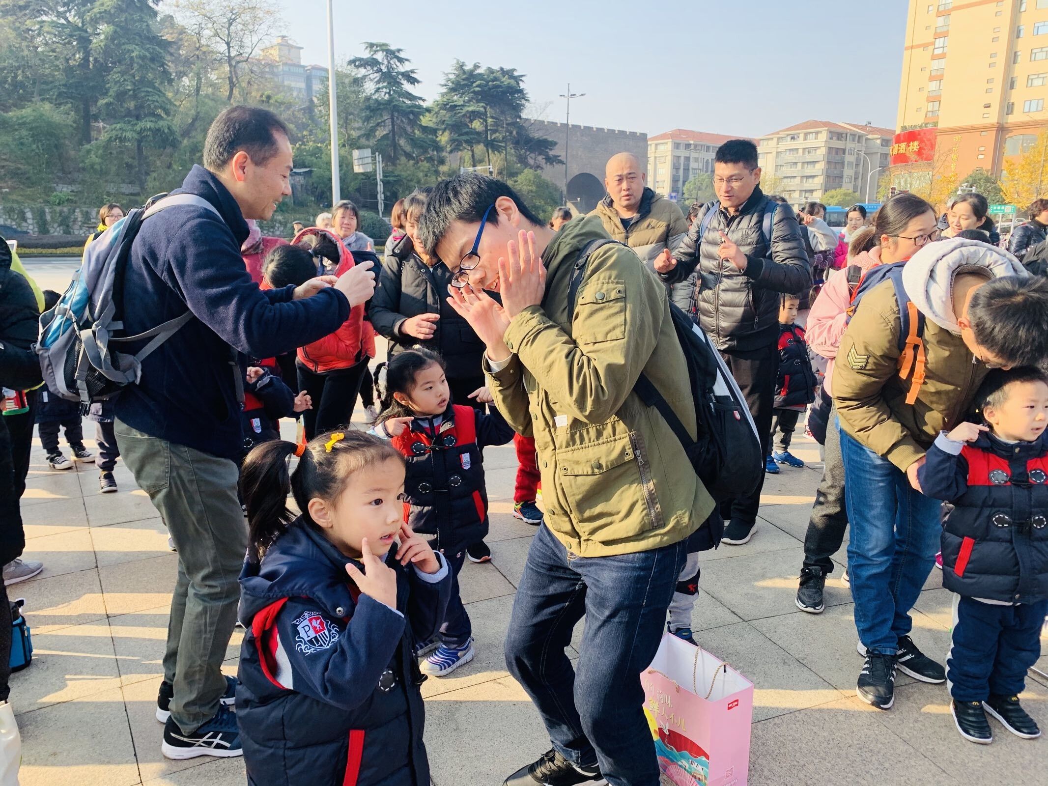 绿色环保徒步走，垃圾分类我先行_html_m6057d6ff.jpg