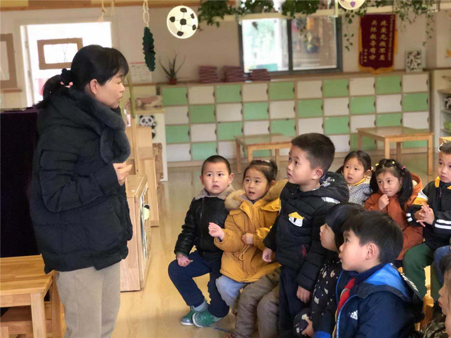 李主任与幼儿互动