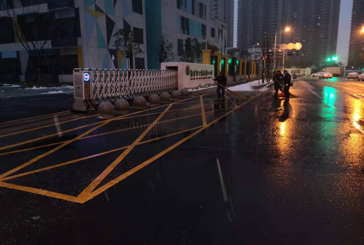 【正学丁三】扫雪除冰 情暖校园_html_m5ddf9544.jpg