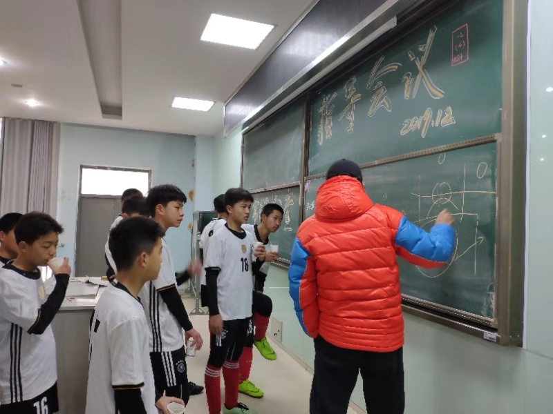 中桥中学男足征战南京市第四届_html_63ecd12b.jpg