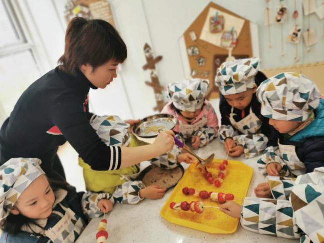 (生命迈幼·教学动态) 年的味道 冰糖葫芦DIY_html_7d127c47.jpg