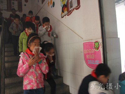 整个过程师生都能做到有秩序、行动快速,配合默契,没有出现混乱的场面,并且无任何人员伤亡!.jpg