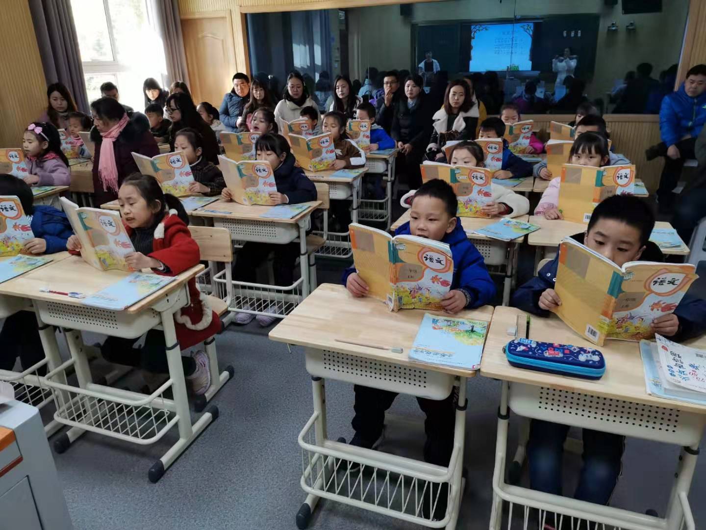 领略国旗风采 激发爱国情怀     ——记紫金小学“知新课堂”