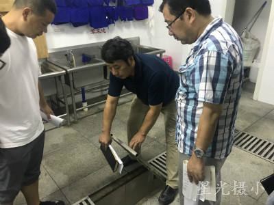 食堂内部物品是否摆放整齐。1