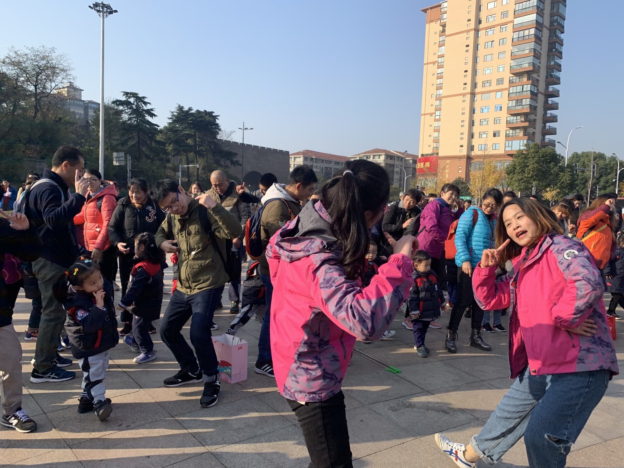 绿色环保徒步走，垃圾分类我先行_html_1617566a.jpg