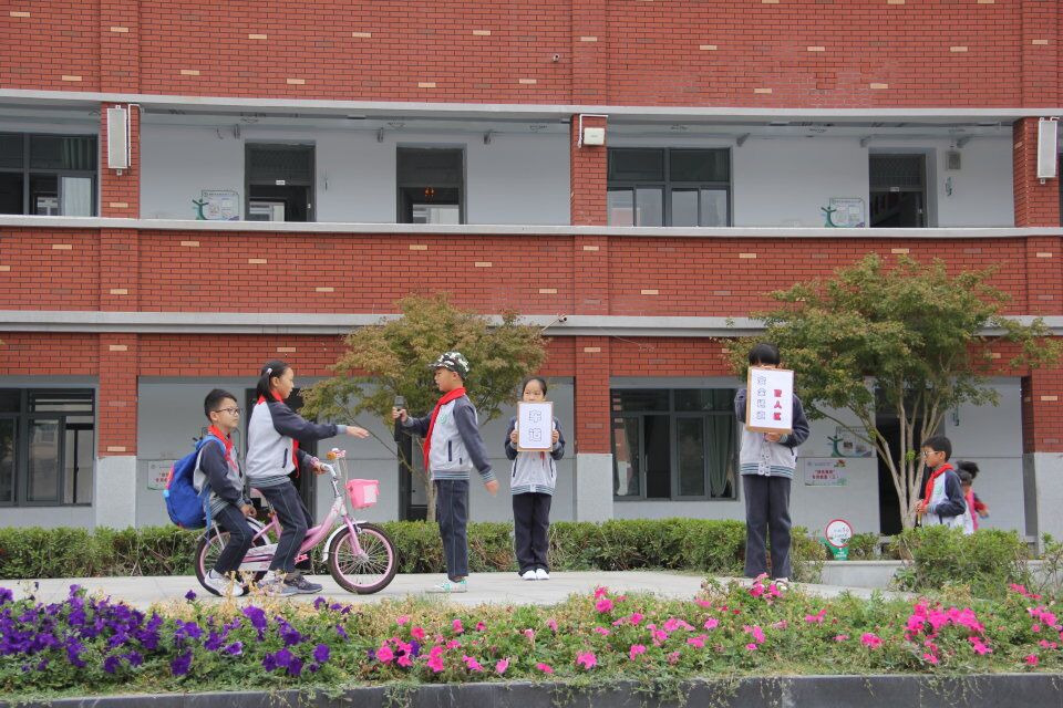 与法同行，快乐成长升旗仪式新闻稿_html_2e644733.jpg