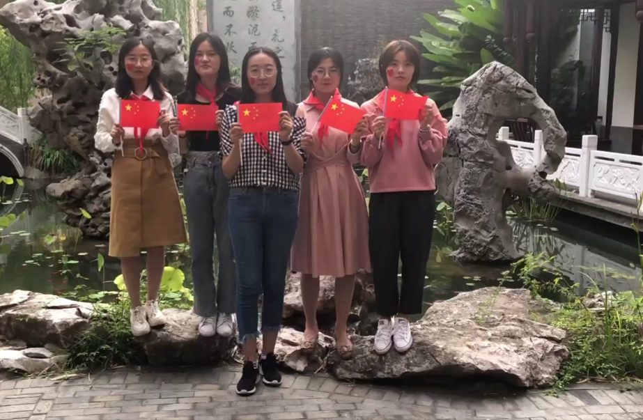 我和祖国合个影.png
