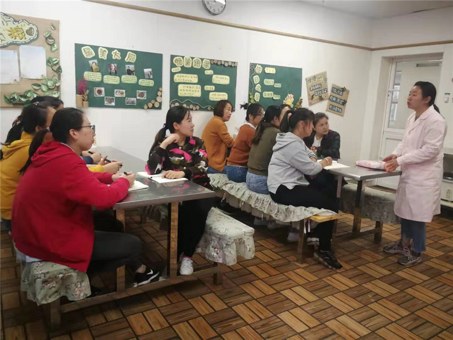 保育老师讲解.jpg