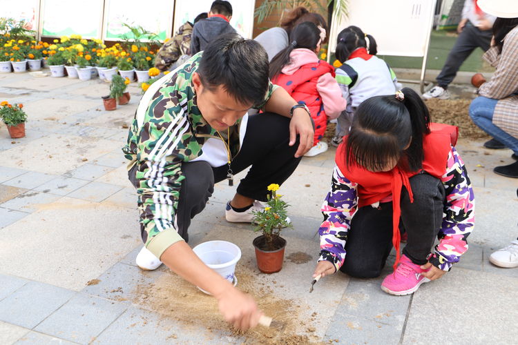 【励进幕小】我给小花换盆土_html_174cb955.jpg