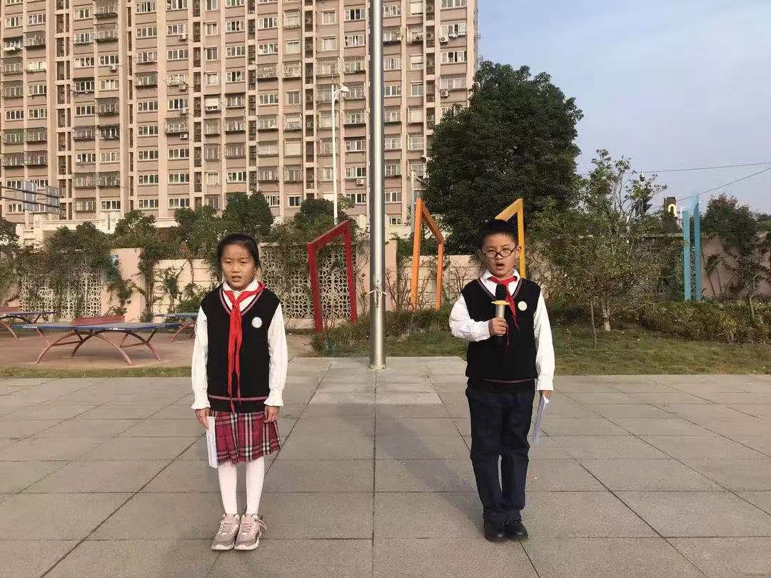 （阳光太阳城——花港一小）勤俭节约，远离浪费—— 花港第一小学第九周升旗仪式