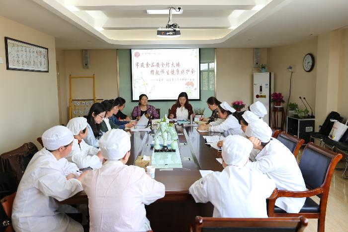 牢筑食品安全防火墙  撑起师生健康保护伞 ——栖霞幼儿园食堂人员专题培训会议