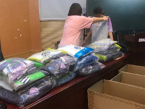 【百炼实初】规范树立 礼仪养成                                     ——校德育处开展2019级新生入学教育      随着9月开学季的到来，2019级的各位初一萌新们，即将正式进入我们美丽的实初南炼校园，开始他们新一阶段的学习和生活。8月31日上午，我校德育处组织开展了2019级新生入学教育，此次新生入学教育主要内容包括领取新校服、日常规范教育、班级队列操练和食