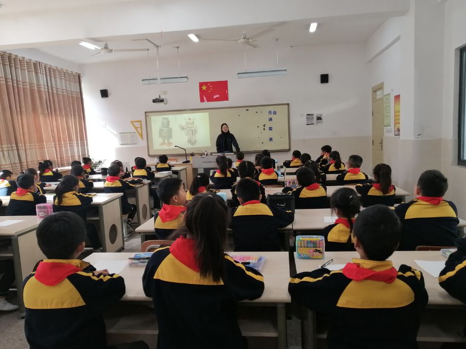 李心瑜老师执教美术课《机器人伙伴》1.jpg