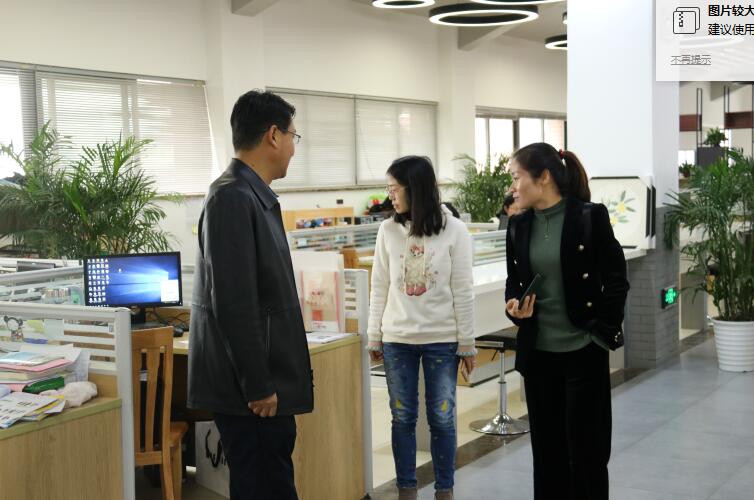 参观办公室.JPG