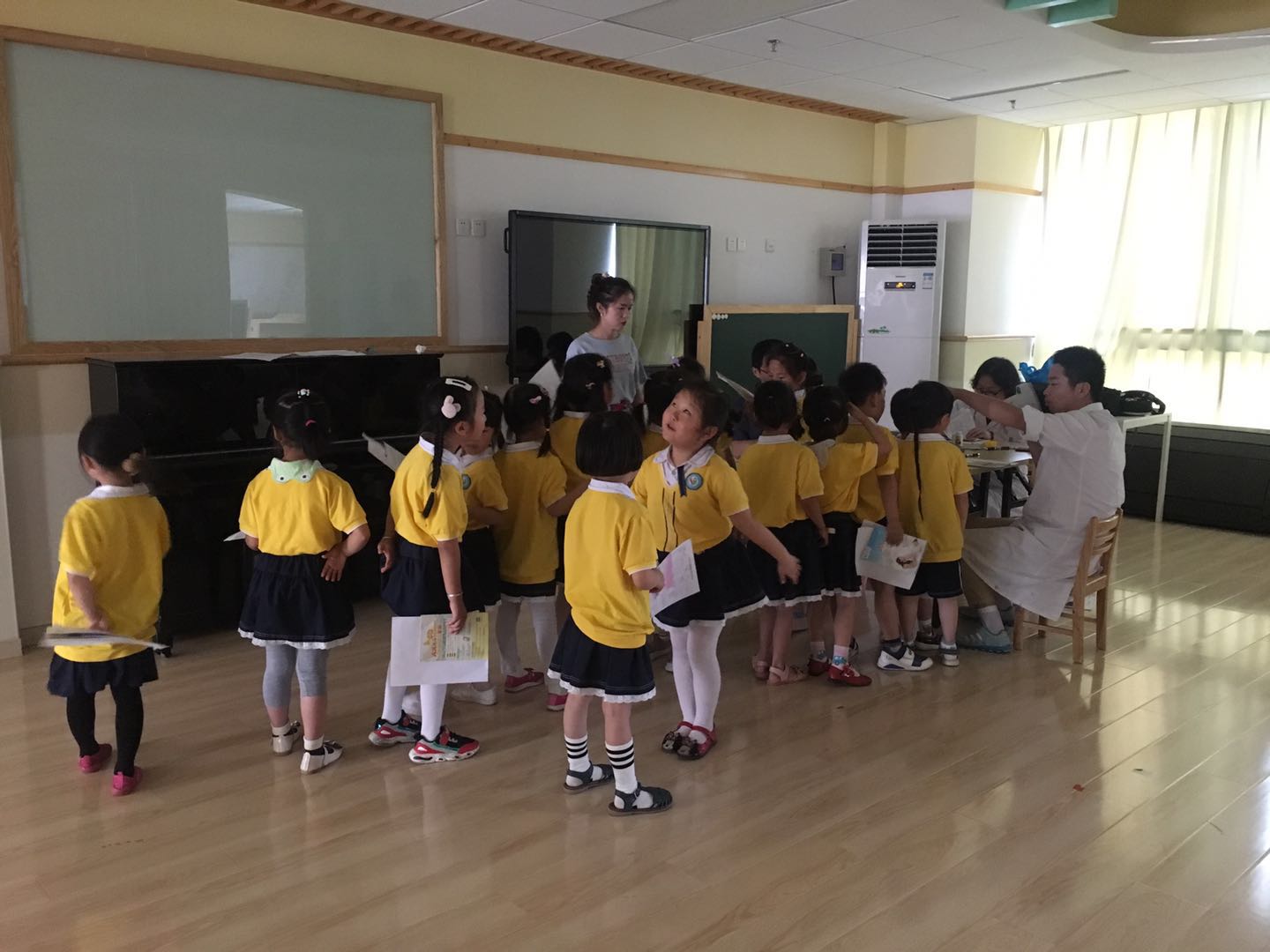 幼儿排队体检