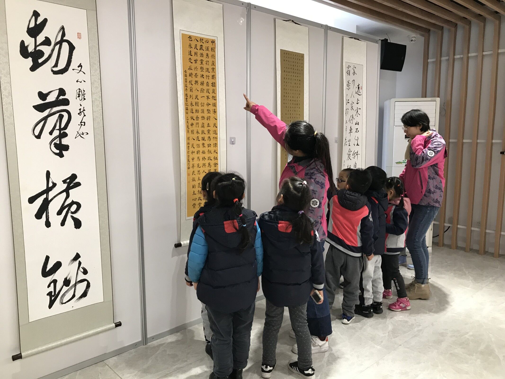 2019.12.9参观书法展新闻稿_html_25b34ec2.jpg