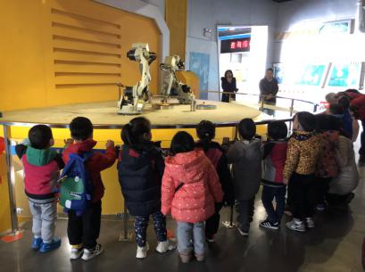 新闻稿：探秘科技馆——小四班家长资源活动 冯悦_html_m5a9dc8ad.jpg