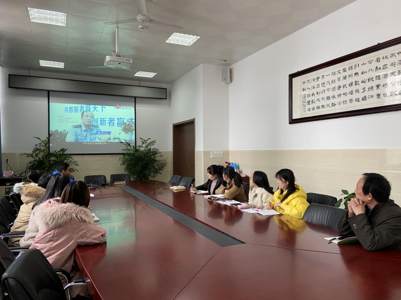 秉公为民守初心、敬业奉献担使命_html_571479ee.jpg