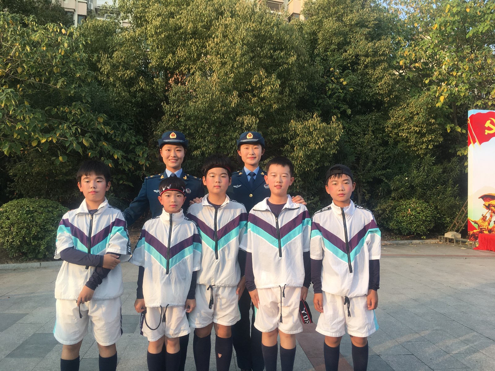 牢记使命跟党走，不忘初心志愿行——紫金小学走进党群广场宣传志愿者活动