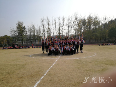 摄小的啦啦队的同学们上场为我们表演.jpg