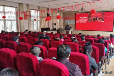 栖霞中心校召开三年级家长会