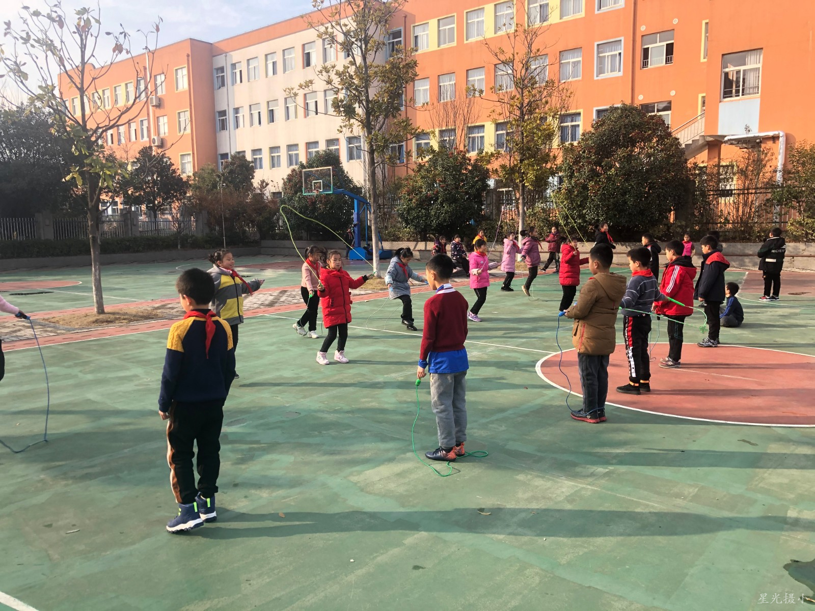教学楼前正跳得起劲.JPG