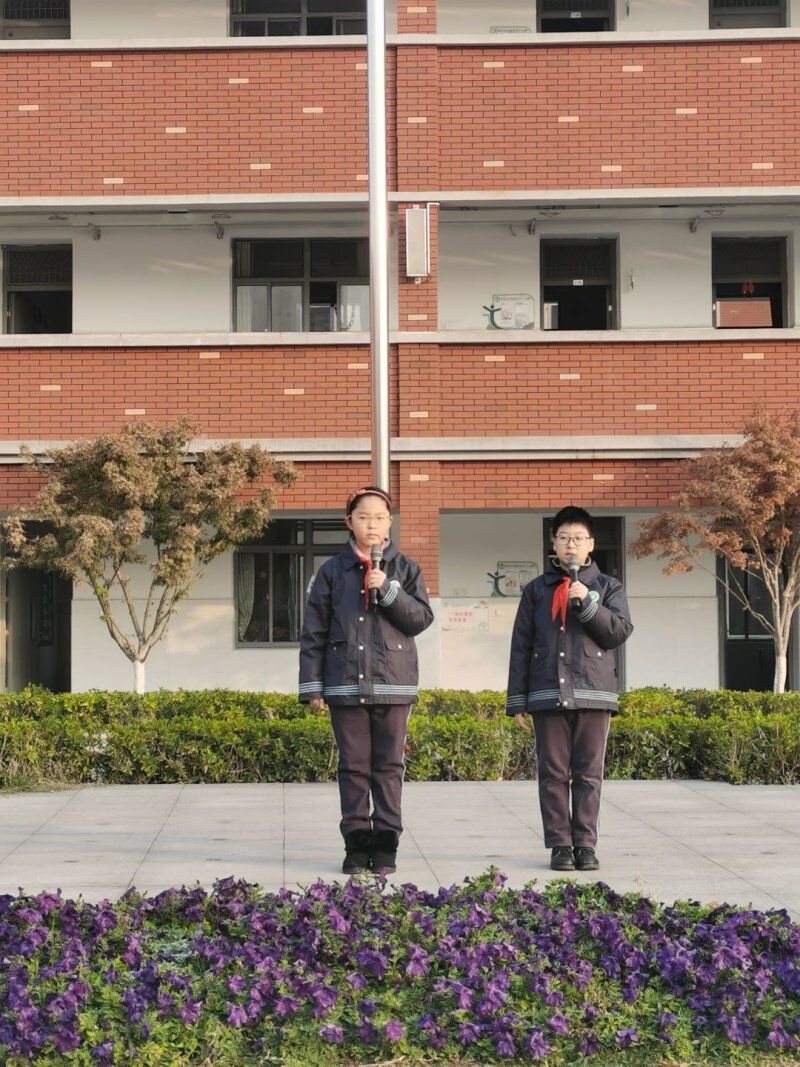 2019.12.2五(4)班升旗仪式新闻稿_html_29235543.jpg