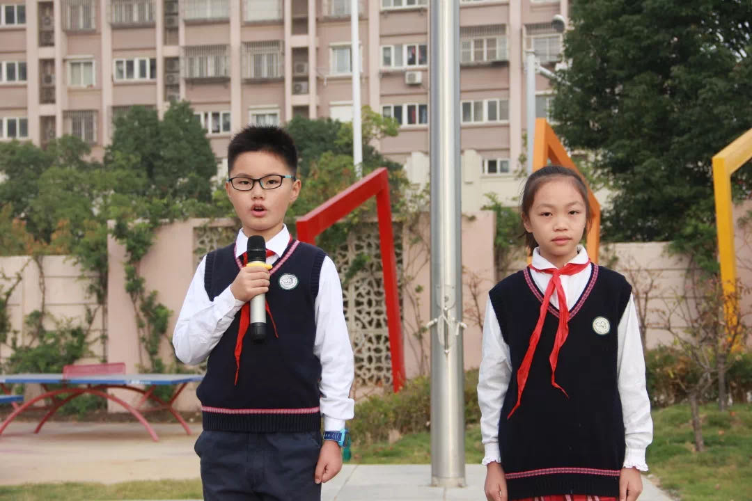【花港一小】敬老爱老 从我做起 —花港第一小学第八周主题升旗仪式