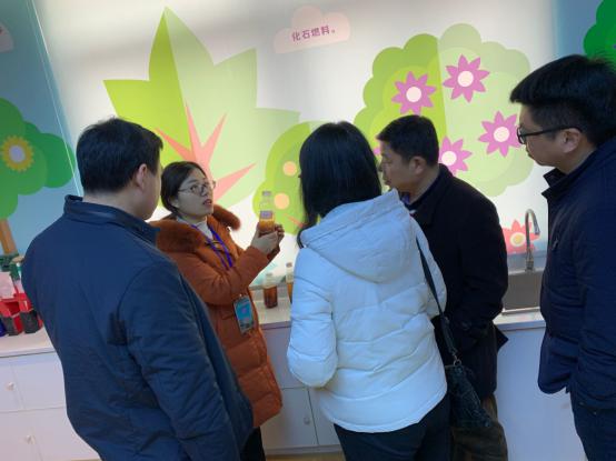 栖霞区生态局调研我校环保项目20.1.8_html_m395c6959.jpg