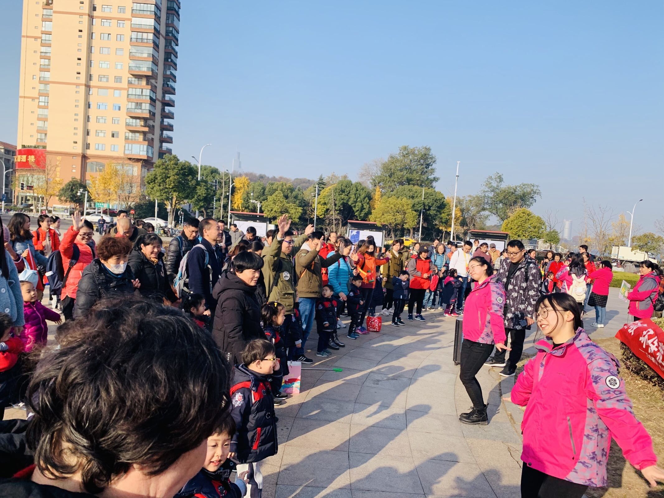 绿色环保徒步走，垃圾分类我先行_html_2fd9755e.jpg