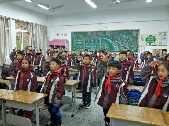四（3）升旗仪式新闻稿_html_4cf7065e.jpg