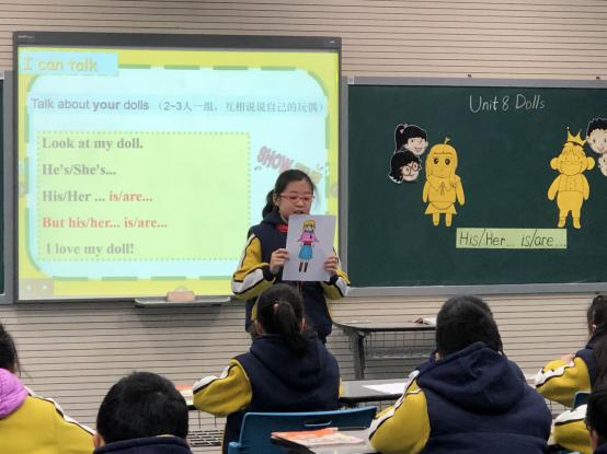 与洋娃娃同行 提升学生兴趣 扎实英语课堂_html_m44474c89.jpg