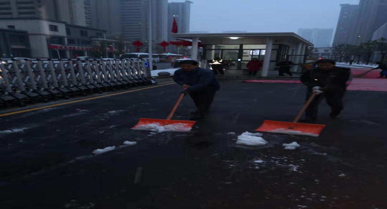 【正学丁三】扫雪除冰 情暖校园_html_m54619c31.jpg