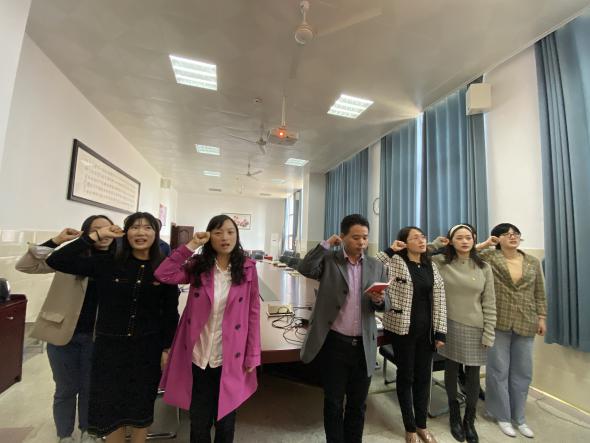 青秀城小学党支部开展主题教育会_html_275b8af2.jpg