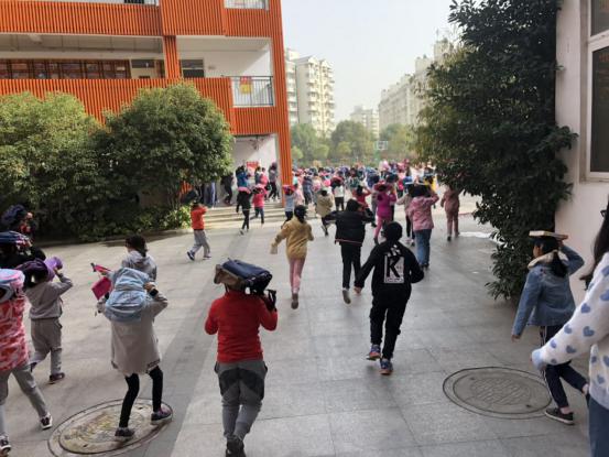防震演练10.25_html_m154a4ea1.jpg