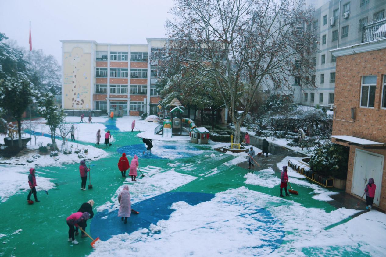 【生命迈幼•安全第一】瑞雪兆丰年，扫雪除冰护安全_html_m2822c78.jpg